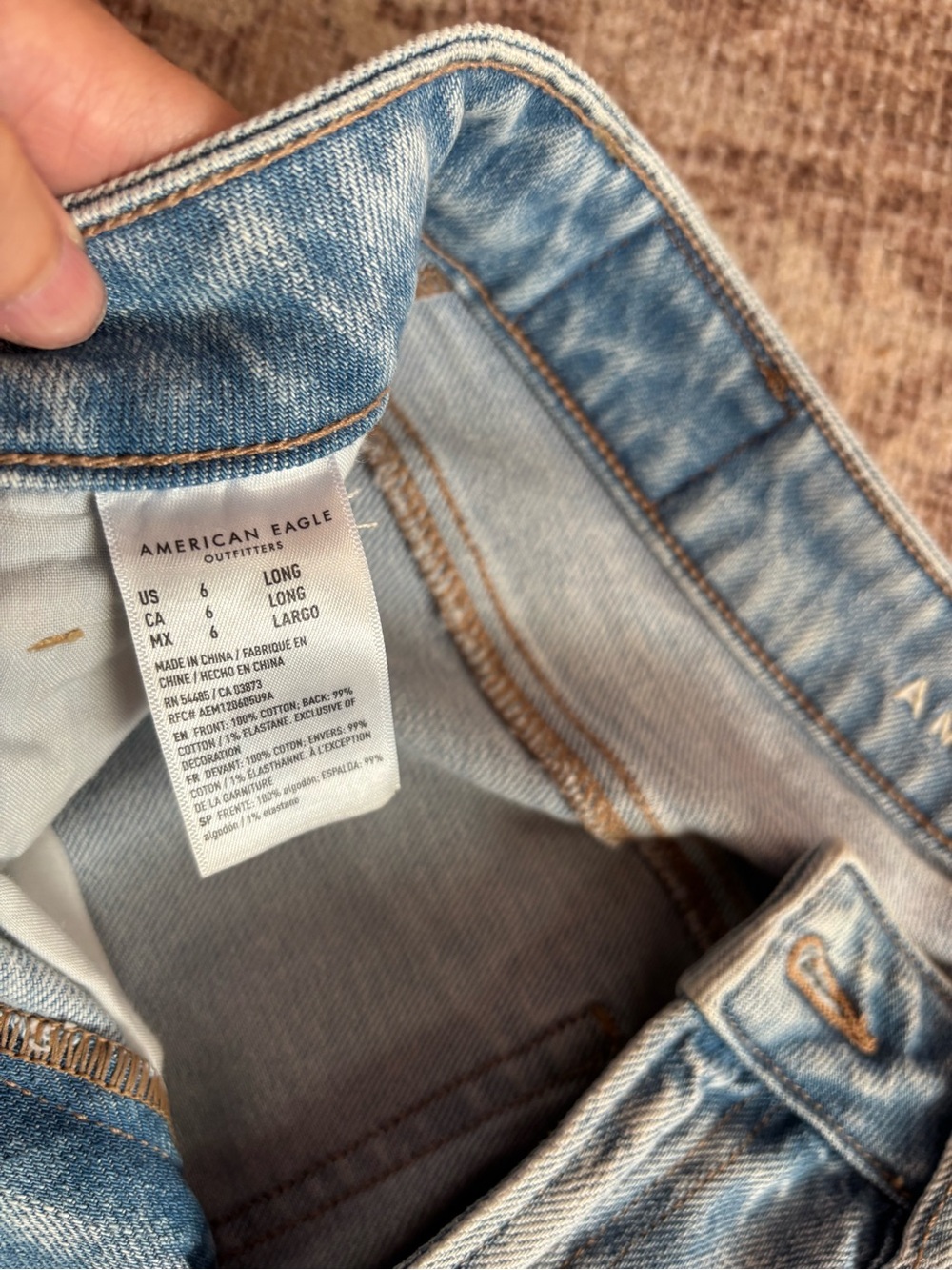 American Eagle AE Mom Jean High Waist Straight Light Wash 6 long - Picture 3 of 5